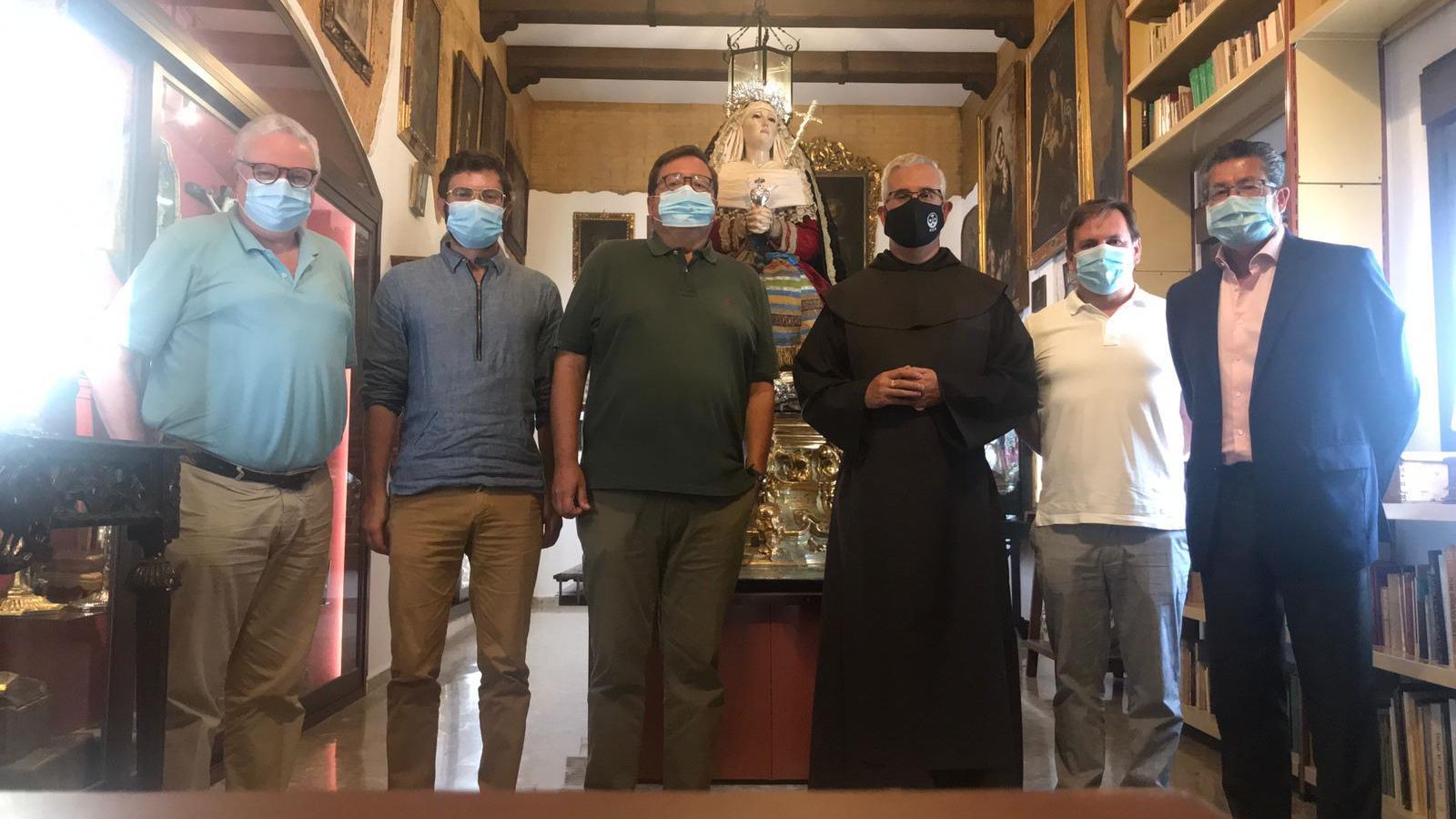 Representantes de Aset y Engranajes Culturales con el padre Dobado en el Santo Ángel.