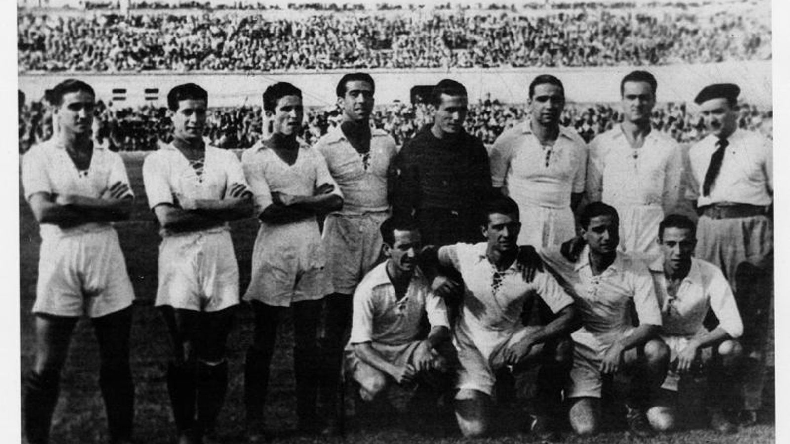 Formación del Sevilla campeón de Copa en Montjuïc en 1939.