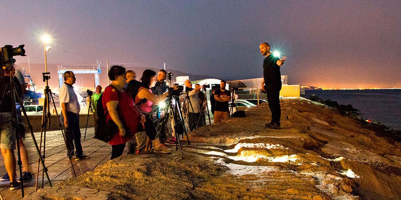Blas Fuentes da explicaciones a participantes en una de las rutas.