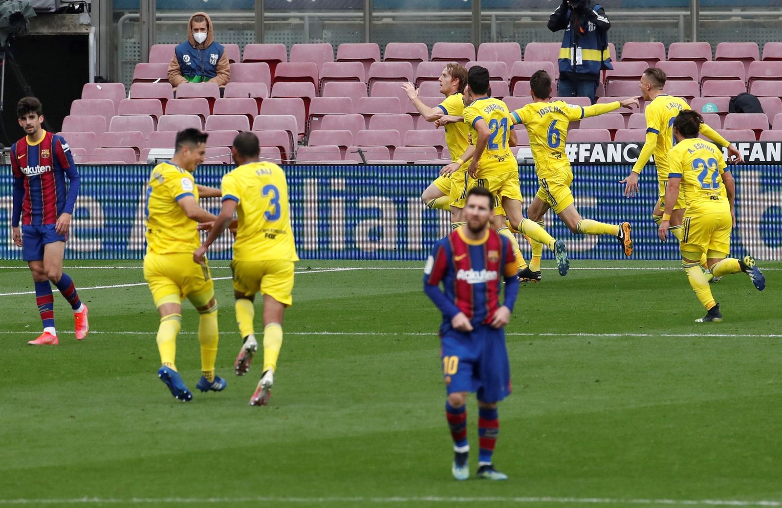 Los jugadores del Cádiz celebran el gol en el Camp Nou.