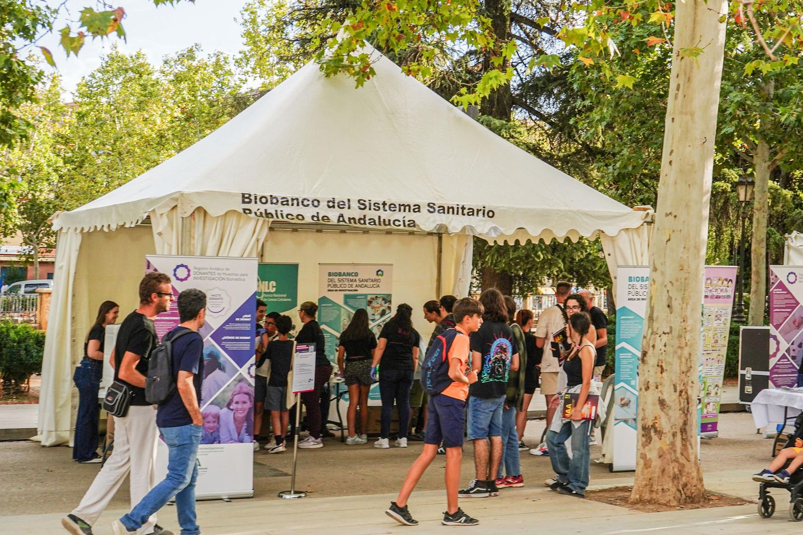 Las mejores imágenes de la Noche de los Investigadores en Granada