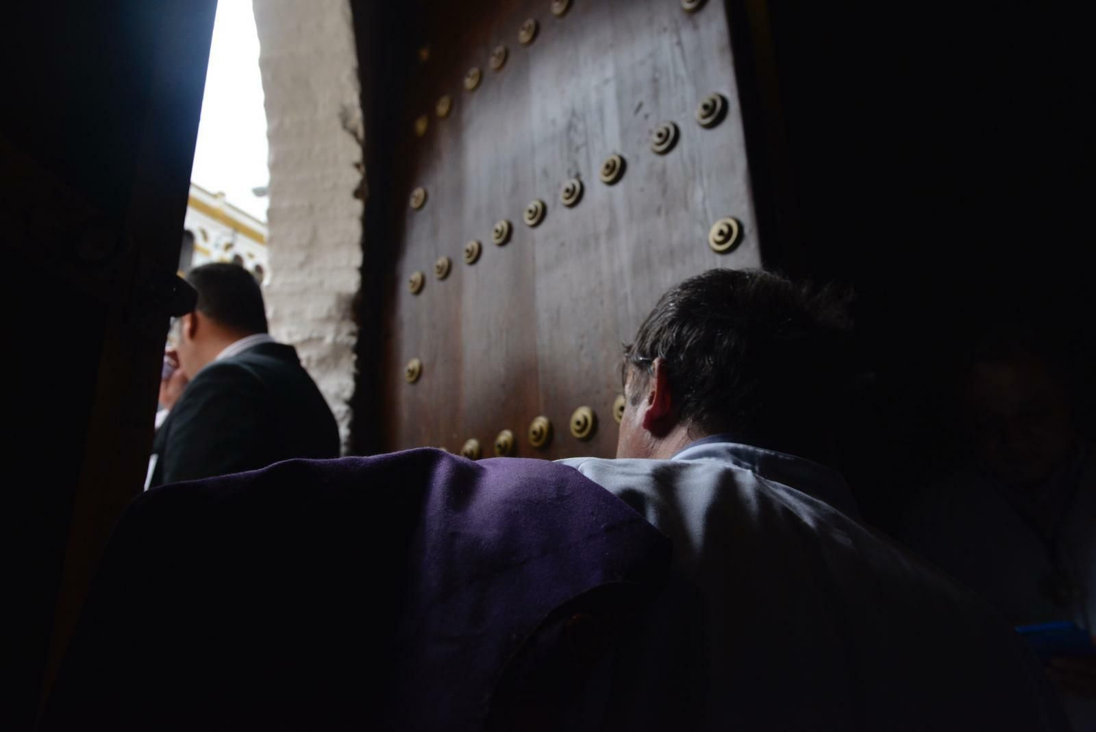 Las puertas de Santa Catalina se entreabren para ver la lluvia.