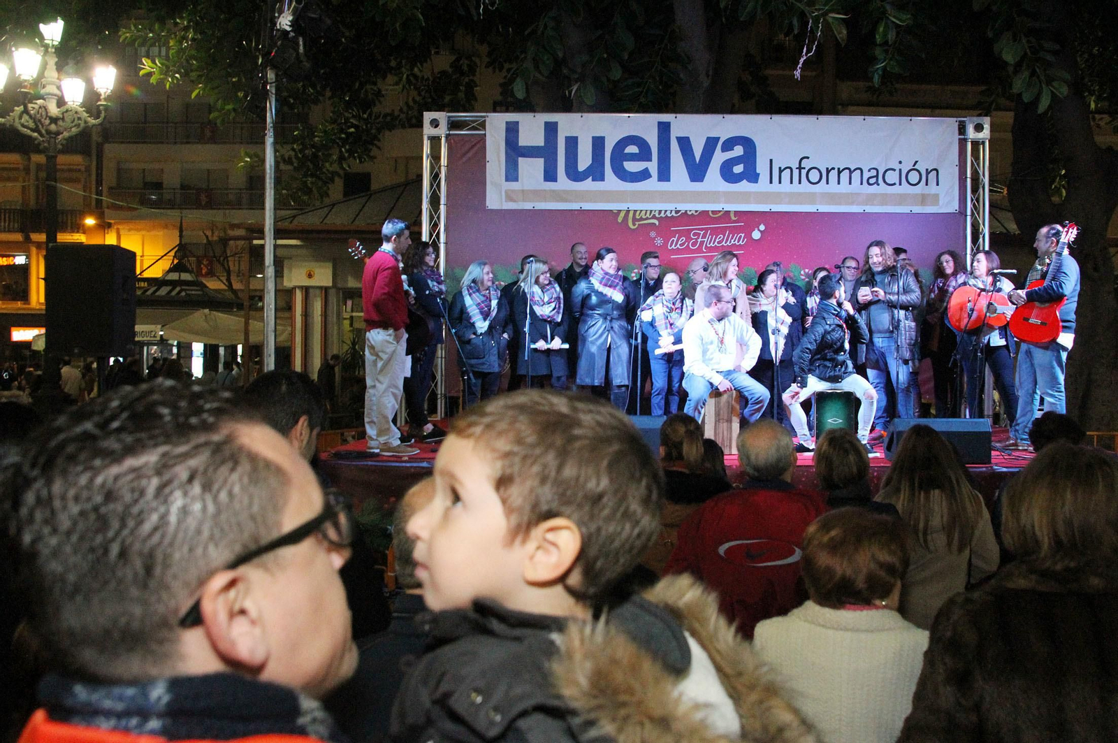 Pepe El Marismeño y el Coro de Emigrantes ponen voz al Cuentacuentos de Huelva Información, en imágenes