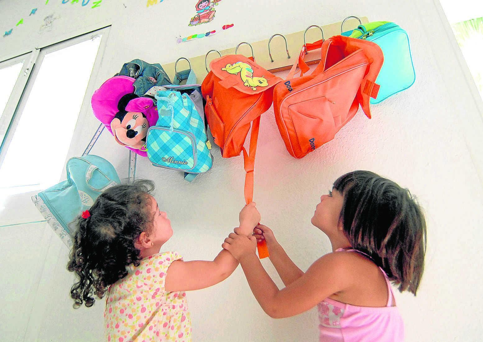 Dos menores en su primer día de guardería