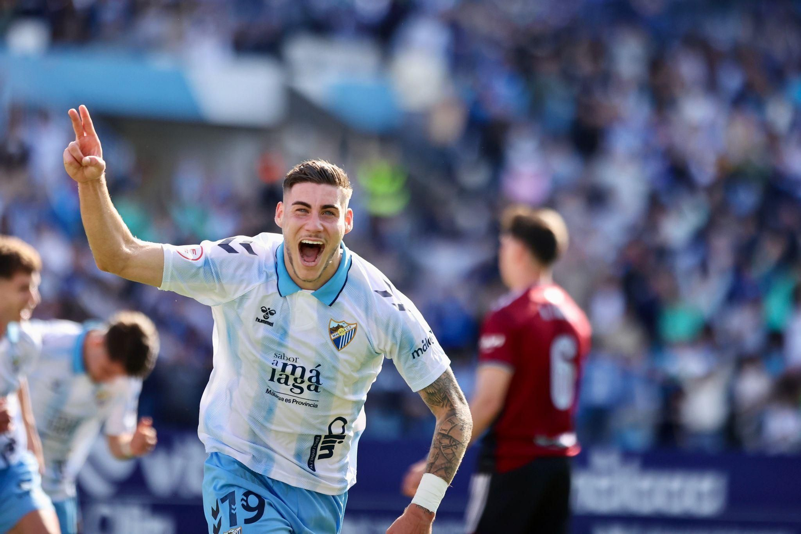 Roberto celebra su gol ante el Recre en La Rosaleda. Roberto celebra su gol ante el Recre en La Rosaleda.