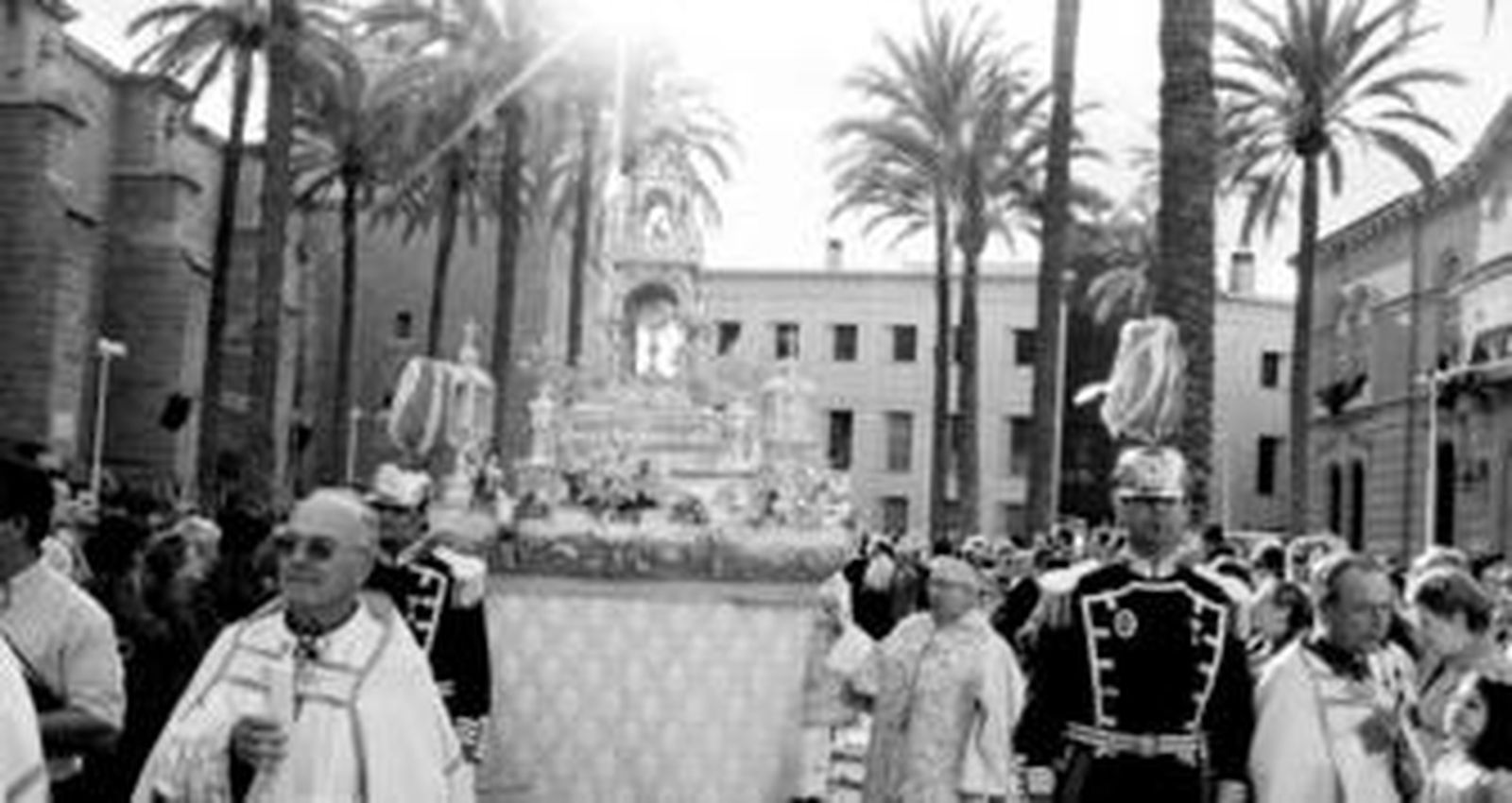 El Cuerpo de Cristo sale de la Catedral rodeado de fieles.