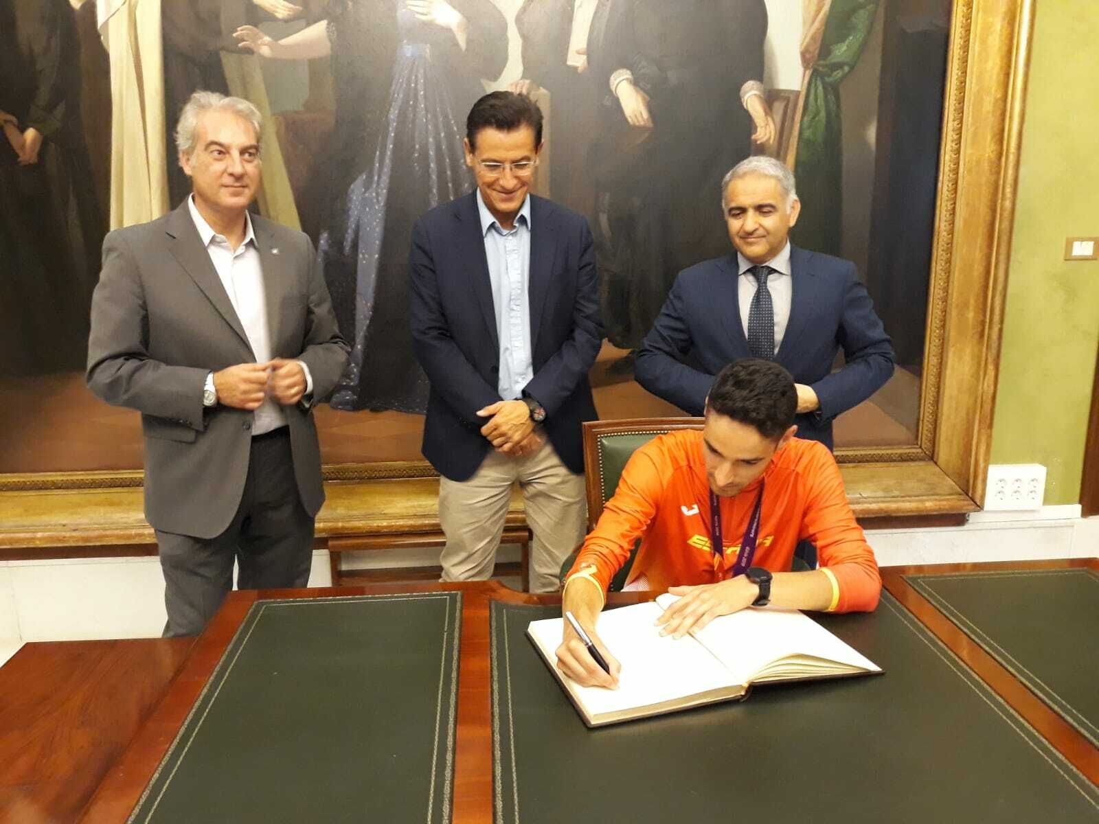 Ignacio Fontes firma el Libro de Honor de la ciudad.