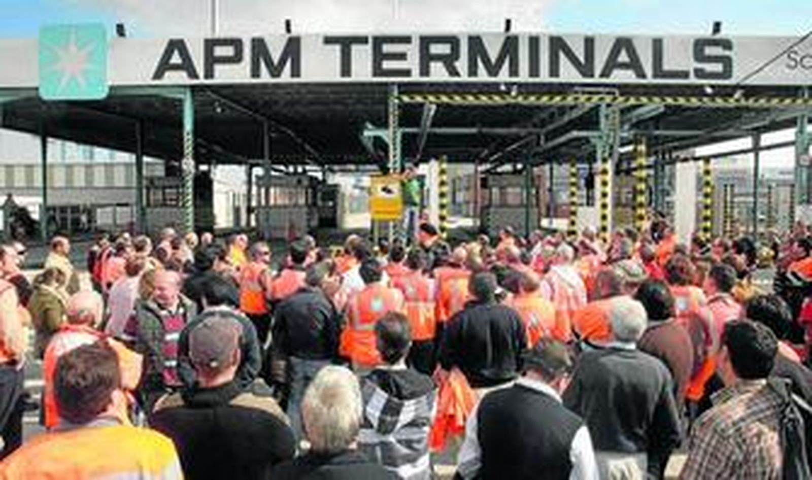 La plantilla de APM Terminals Algeciras oye al presidente del comité, Pablo Bianchi -al fondo y en alto-, durante la concentración de ayer.