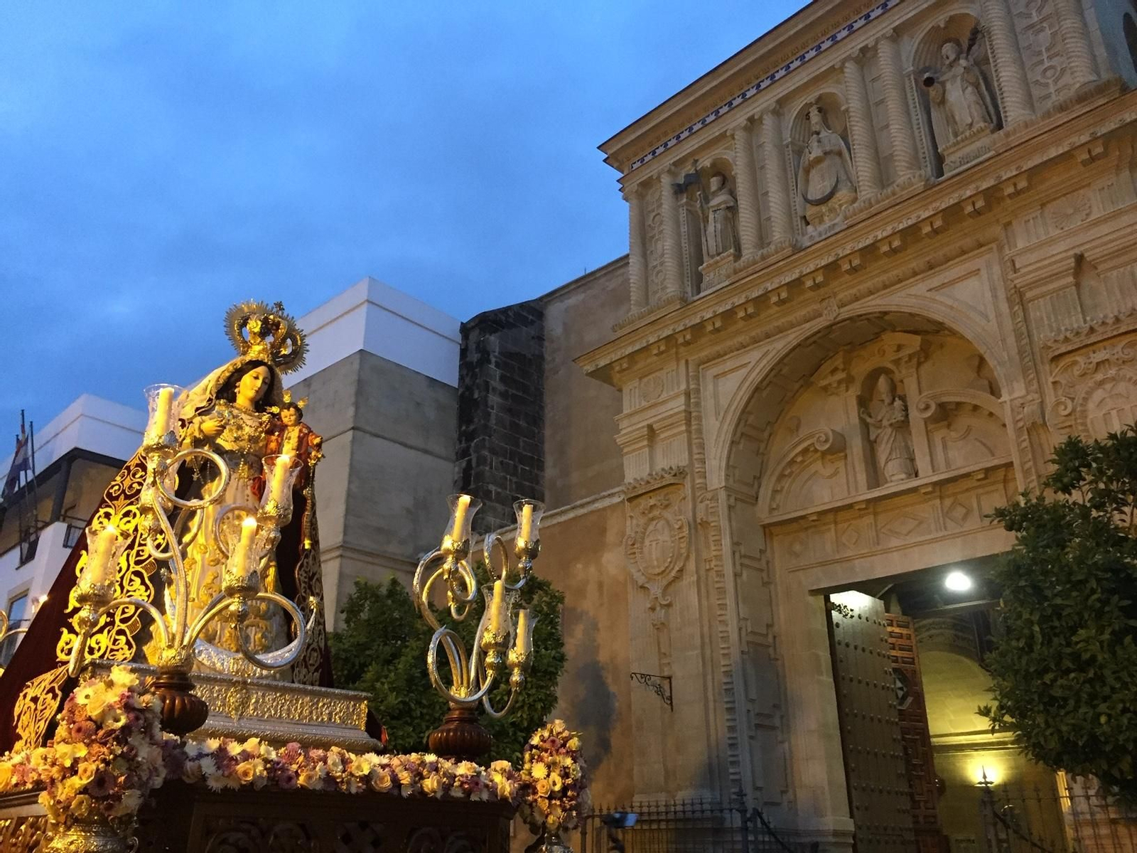 Procesión de la Virgen del Rosario el pasado año saliendo desde la Merced.