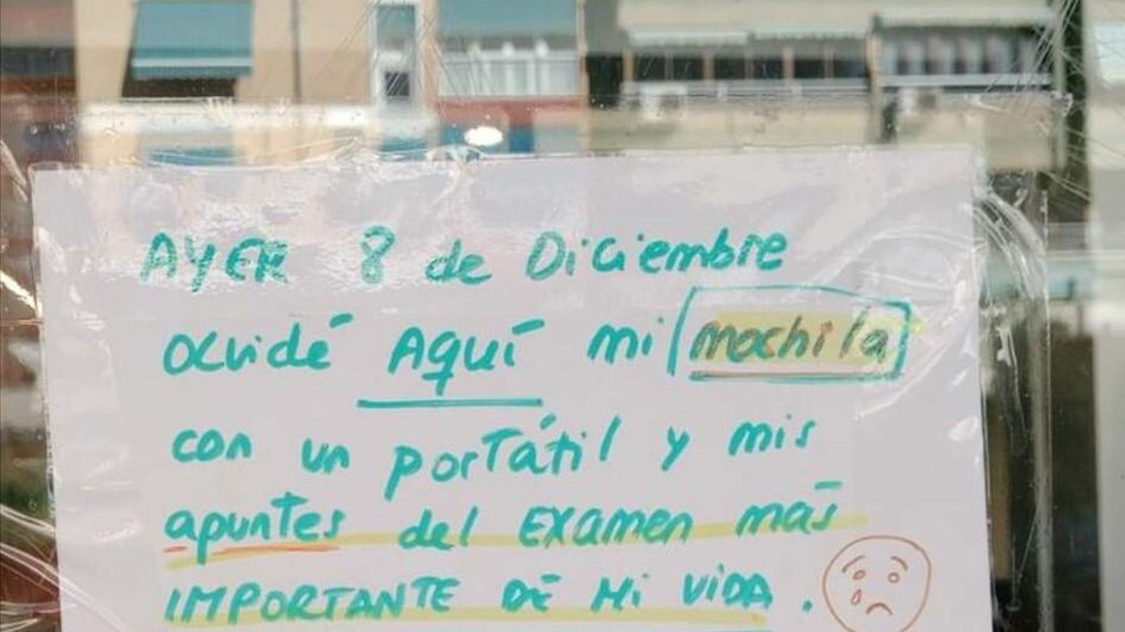 Cartel que colgó en la parada de la calle Salitre. Cartel que colgó en la parada de la calle Salitre.