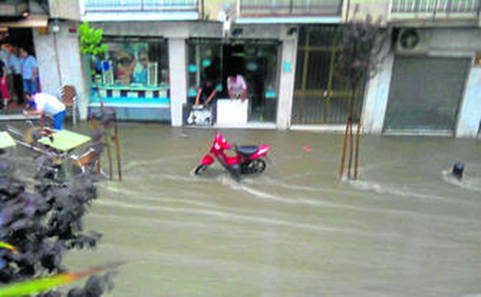 Imagen de la avenida 28 de febrero inundada tras las lluvias caídas el pasado 17 de agosto.