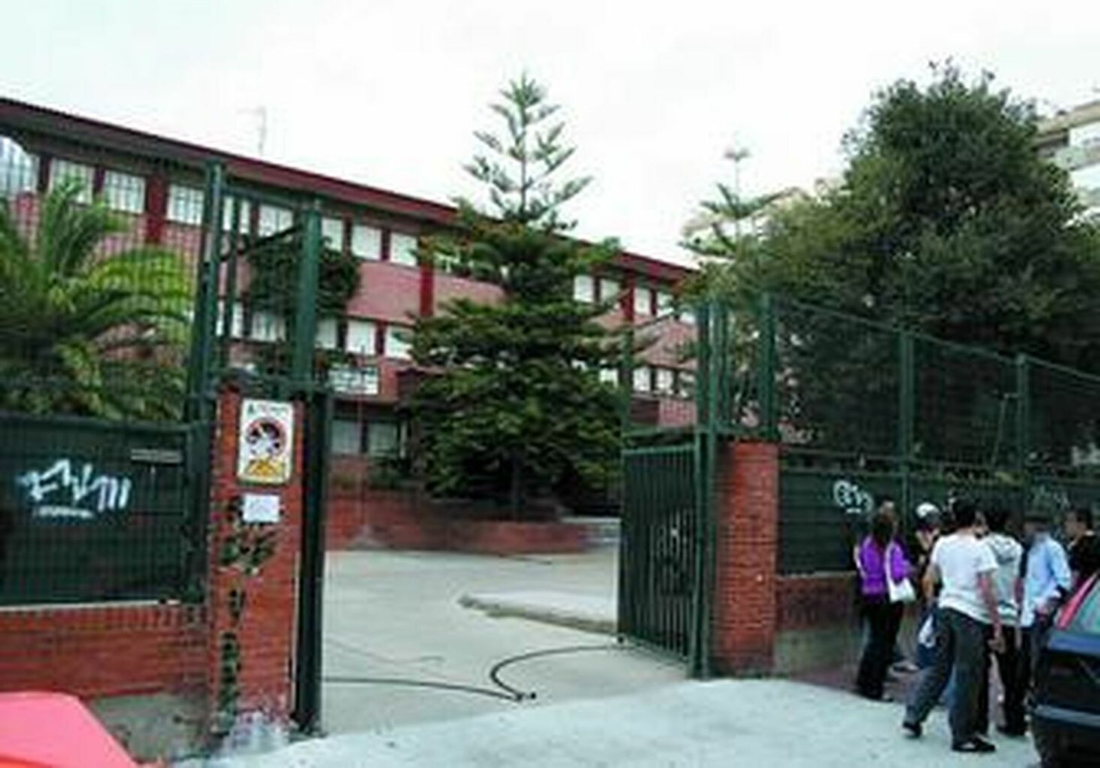 Entrada principal al Instituto Estuaria.