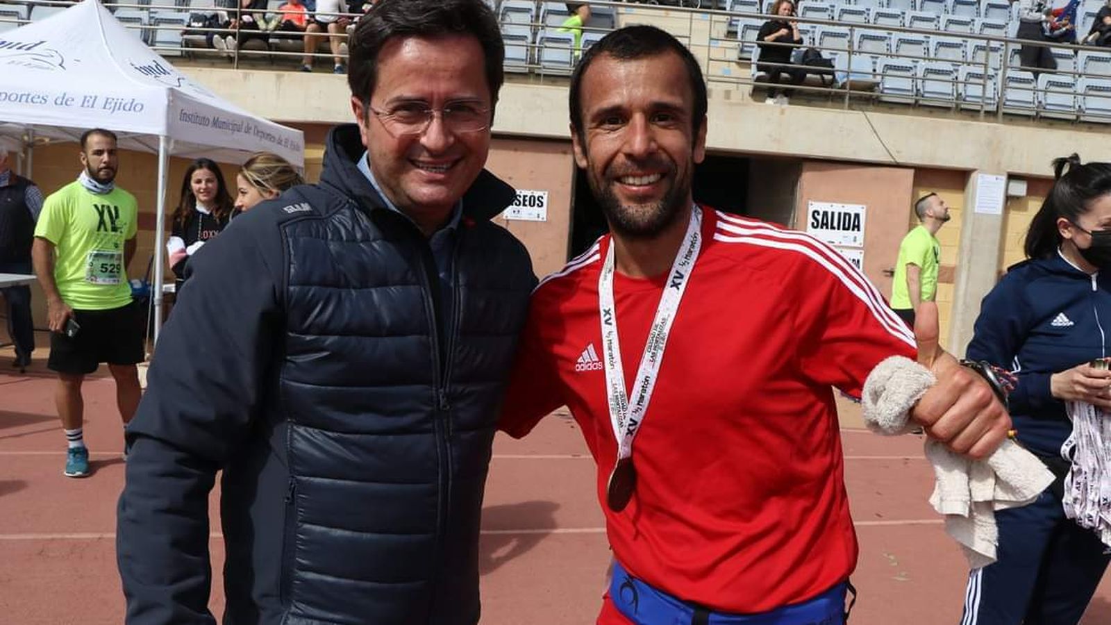 Recién terminada la prueba, con el alcalde ejidense, Francisco Góngora.