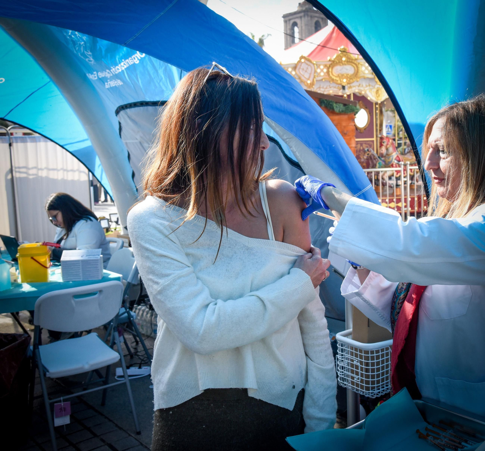 Un momento de la campaña de vacunación extraordinaria en las 'setas' de Sevilla.