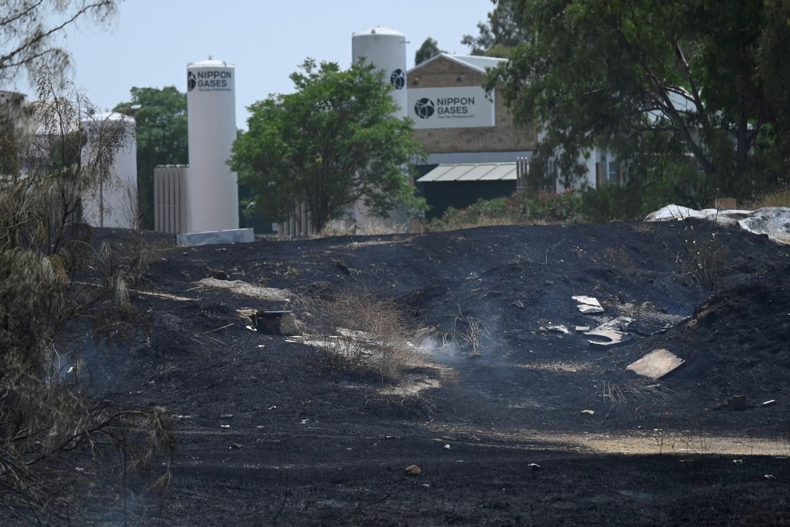 La zona calcinada por el incendio junto a la ronda Oeste, en imágenes