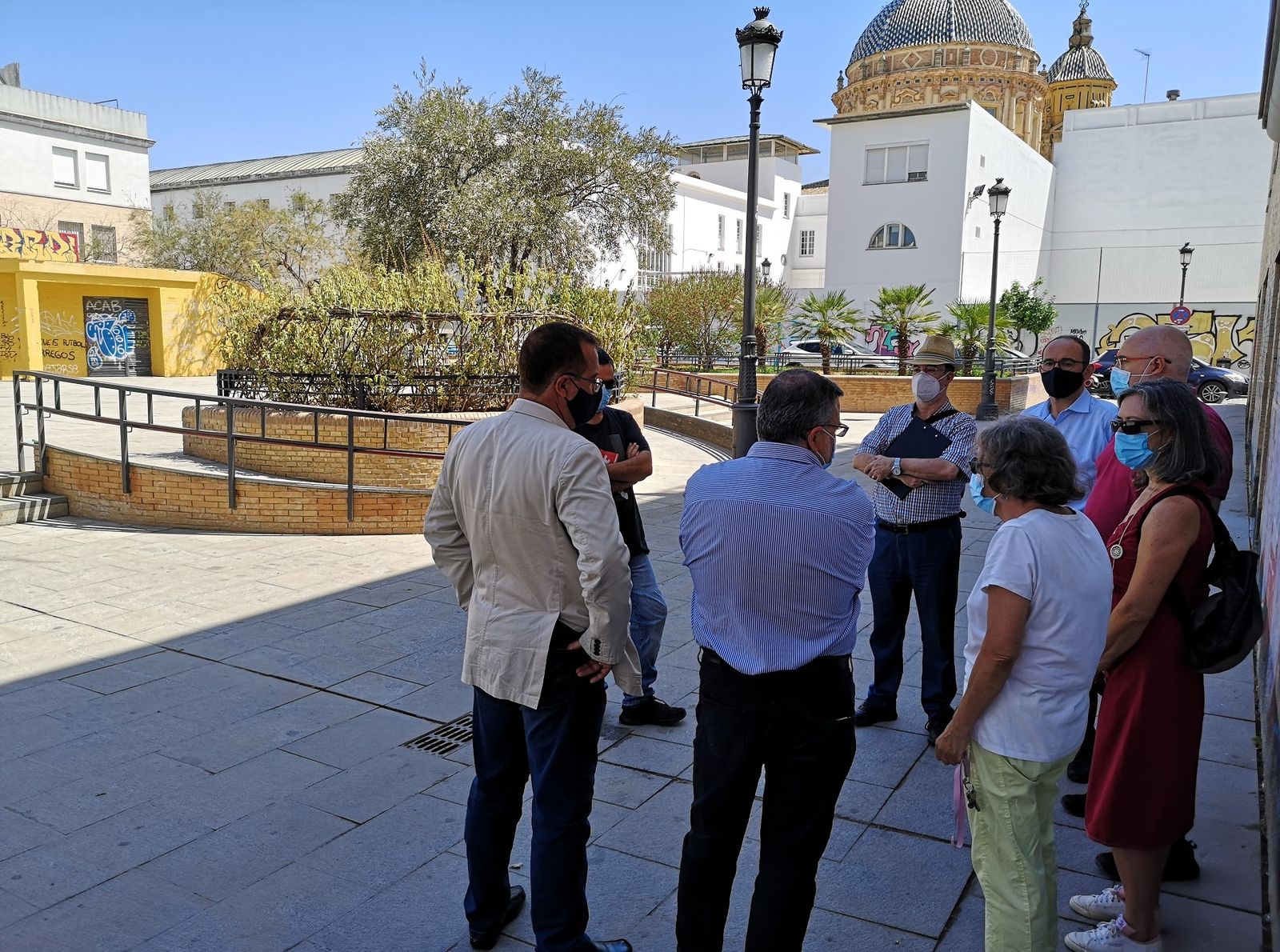 El delegado del Distrito Casco Antiguo, Juan Carlos Cabrera, en la reunión mantenida con vecinos y vecinas de la Plaza José Luis Vila. Al fondo, la cúpula de San Luis de los Franceses.