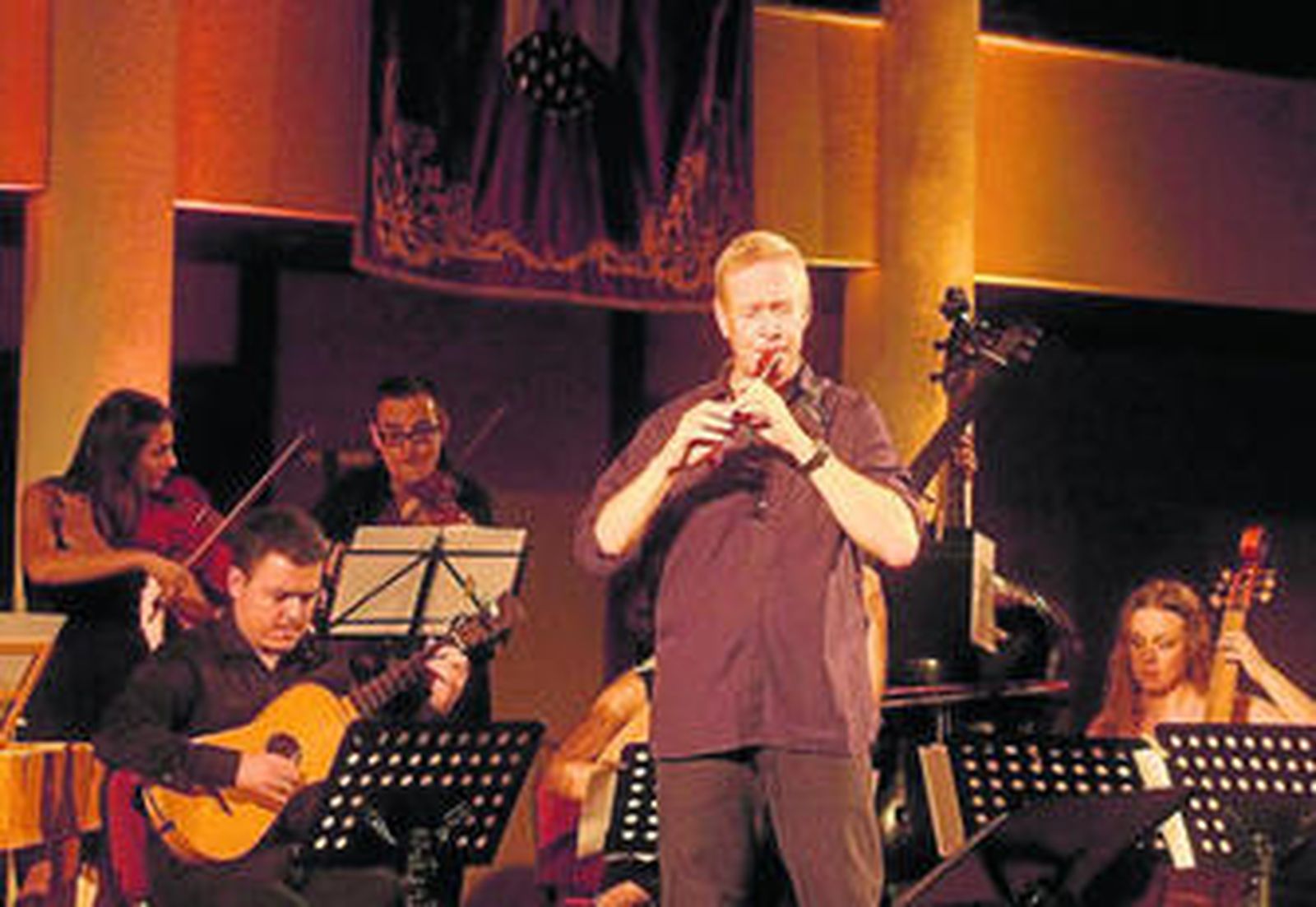 Andreas Prittwitz con su flauta de pico y detrás parte de la Orquesta Barroca.