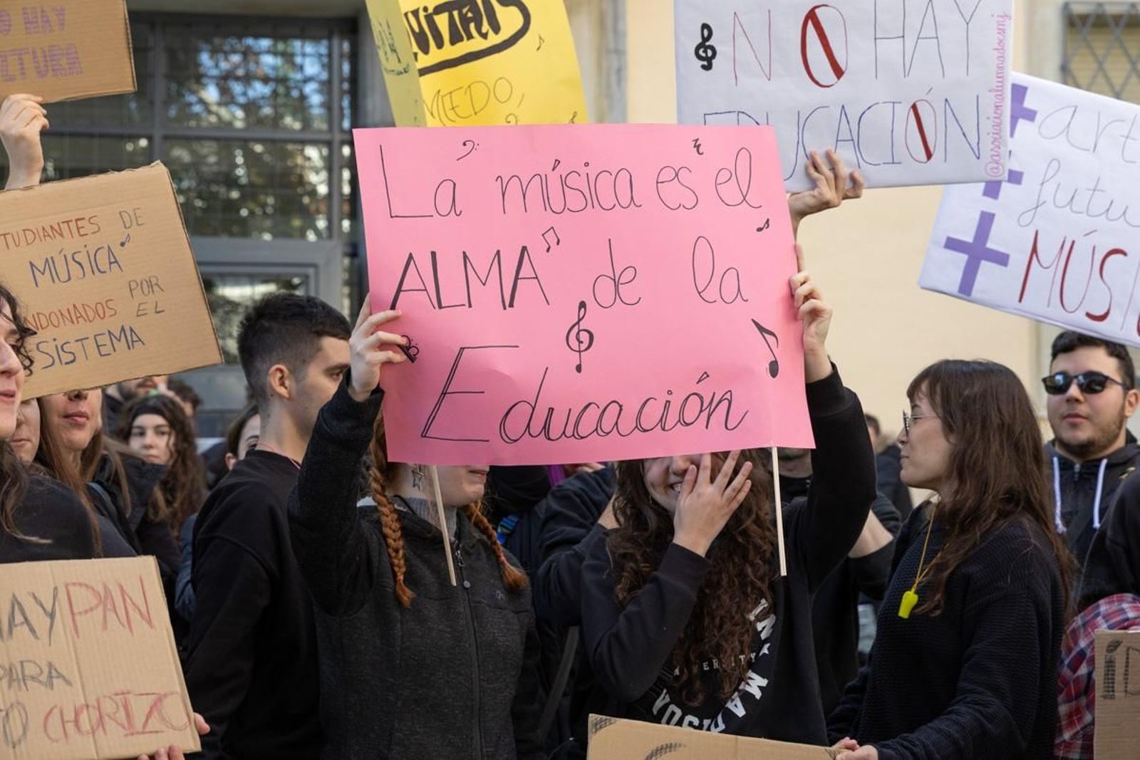 Concentración del alumnado del Conservatorio Superior de Música de Jaén para reclamar a la Junta de Andalucía que cumpla con los compromisos de dotación instrumental de la nueva sede
