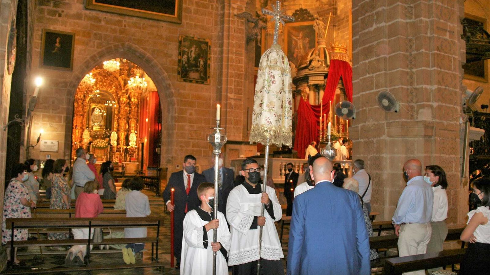 El aforo ha estado restringido en el interior de la iglesia, con arreglo a la normativa actual.