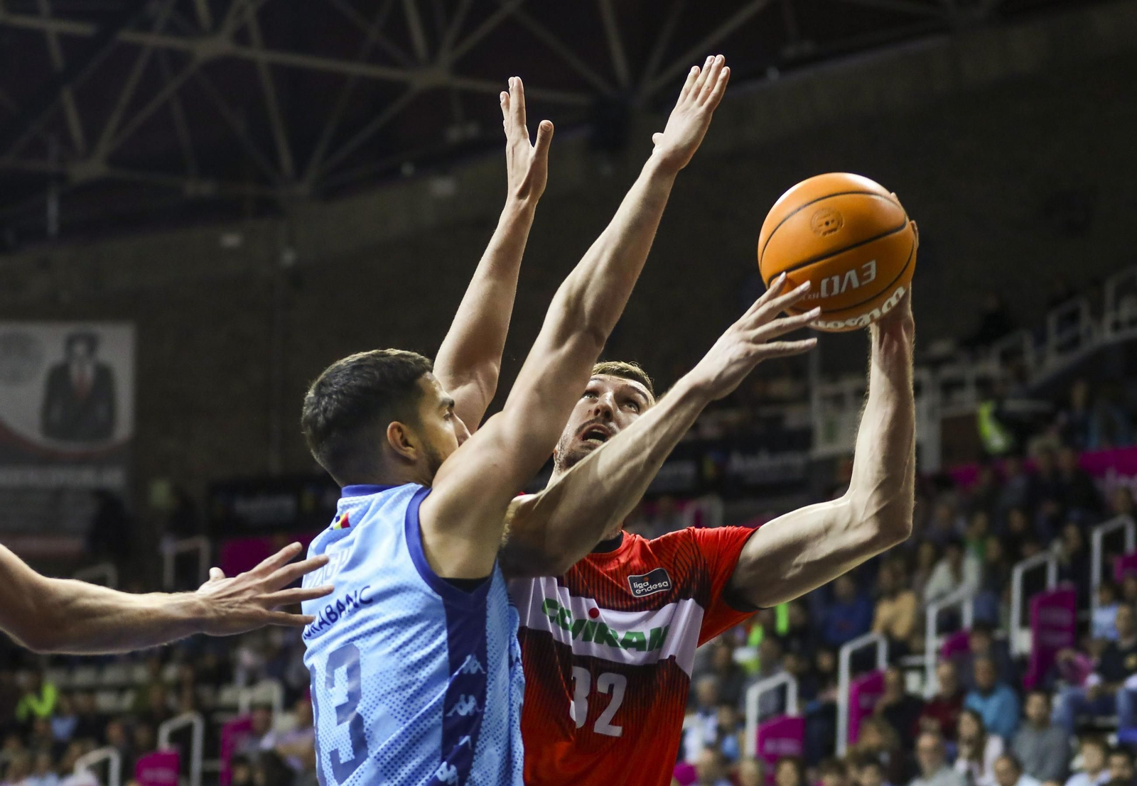 Rubén Guerrero trata de anotar en el duelo de la primera vuelta.