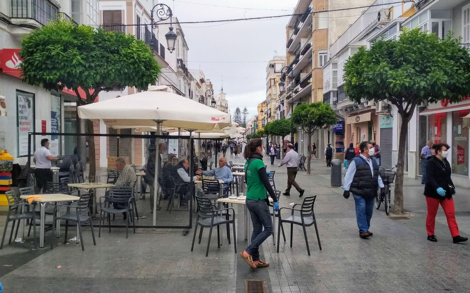 Una cafetería de la céntrica calle Ancha de Sanlúcar, abierta este lunes por la mañana.