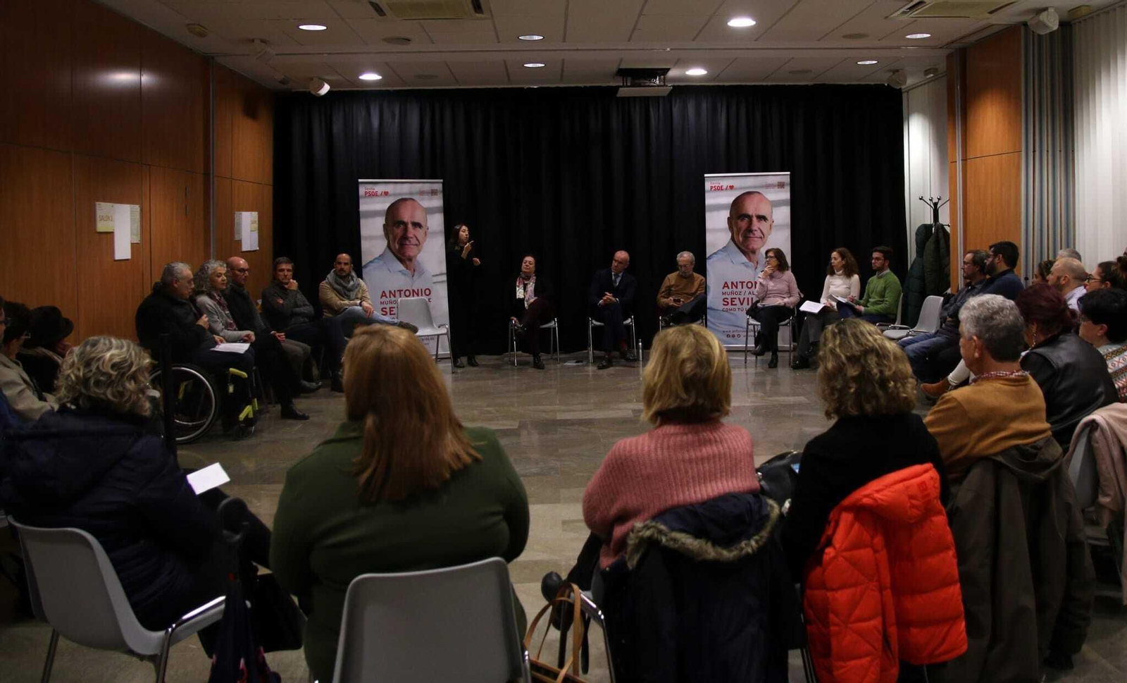 Muñoz en una reunión sobre la accesibilidad universal.