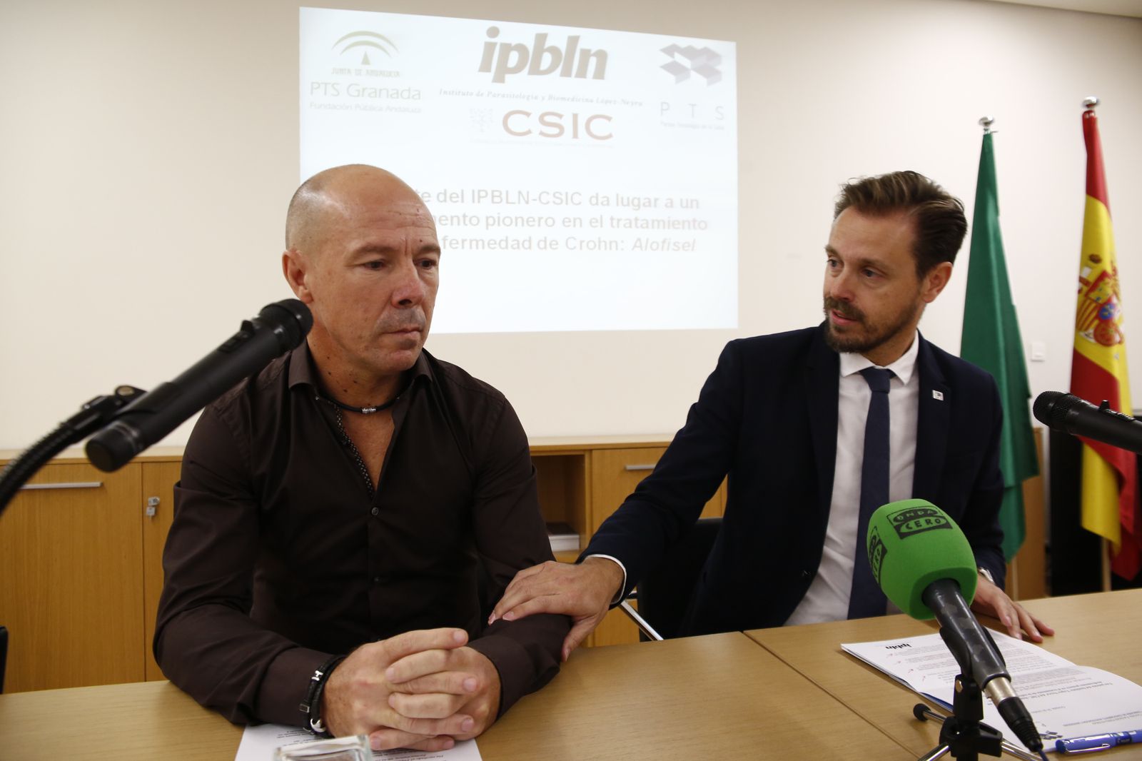 El investigador del Instituto López Neyra, Mario Delgado, y el delegado de Innovación, Juan José Martín Arcos.