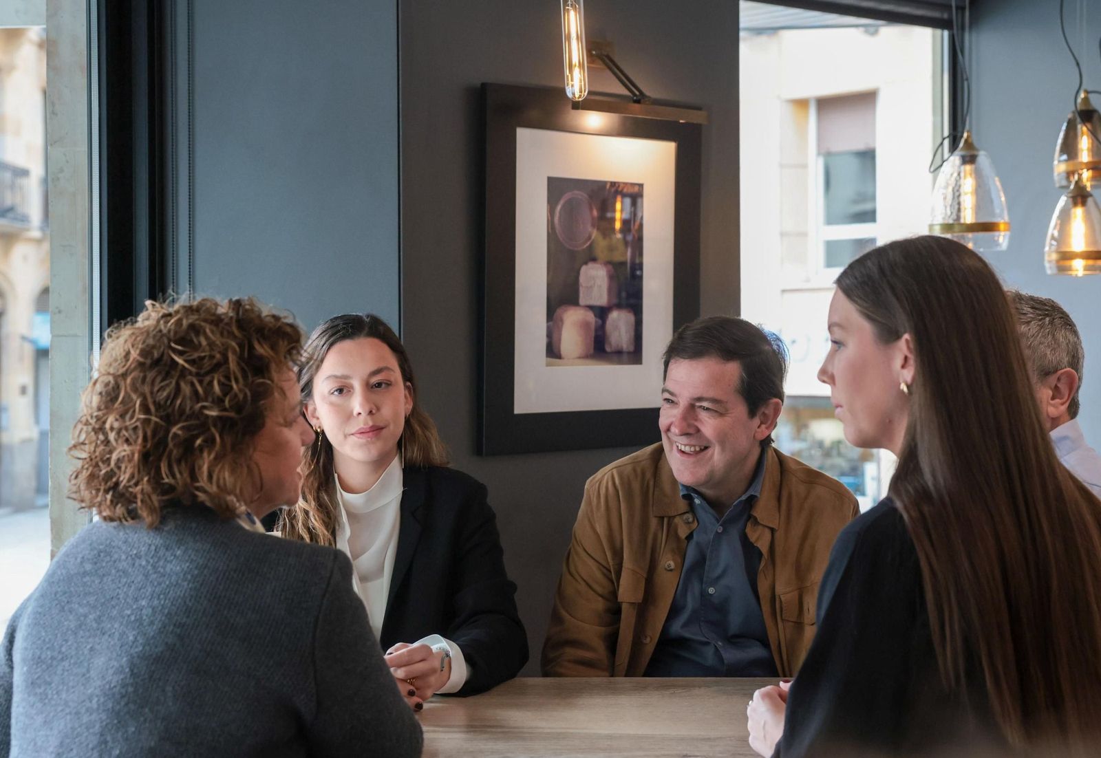 Alfonso Fernández Mañueco, candidato del PP a la reelección en Castilla y León, desayuna con su familia en Salamanca.
