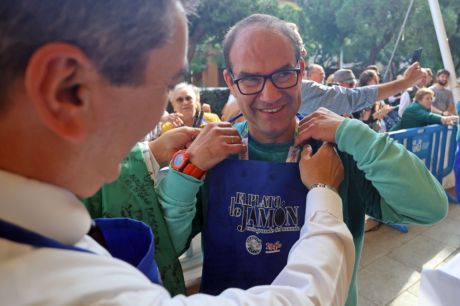 Huelva consigue el récord Guinness con el plato de jamón más grande del mundo, en imágenes