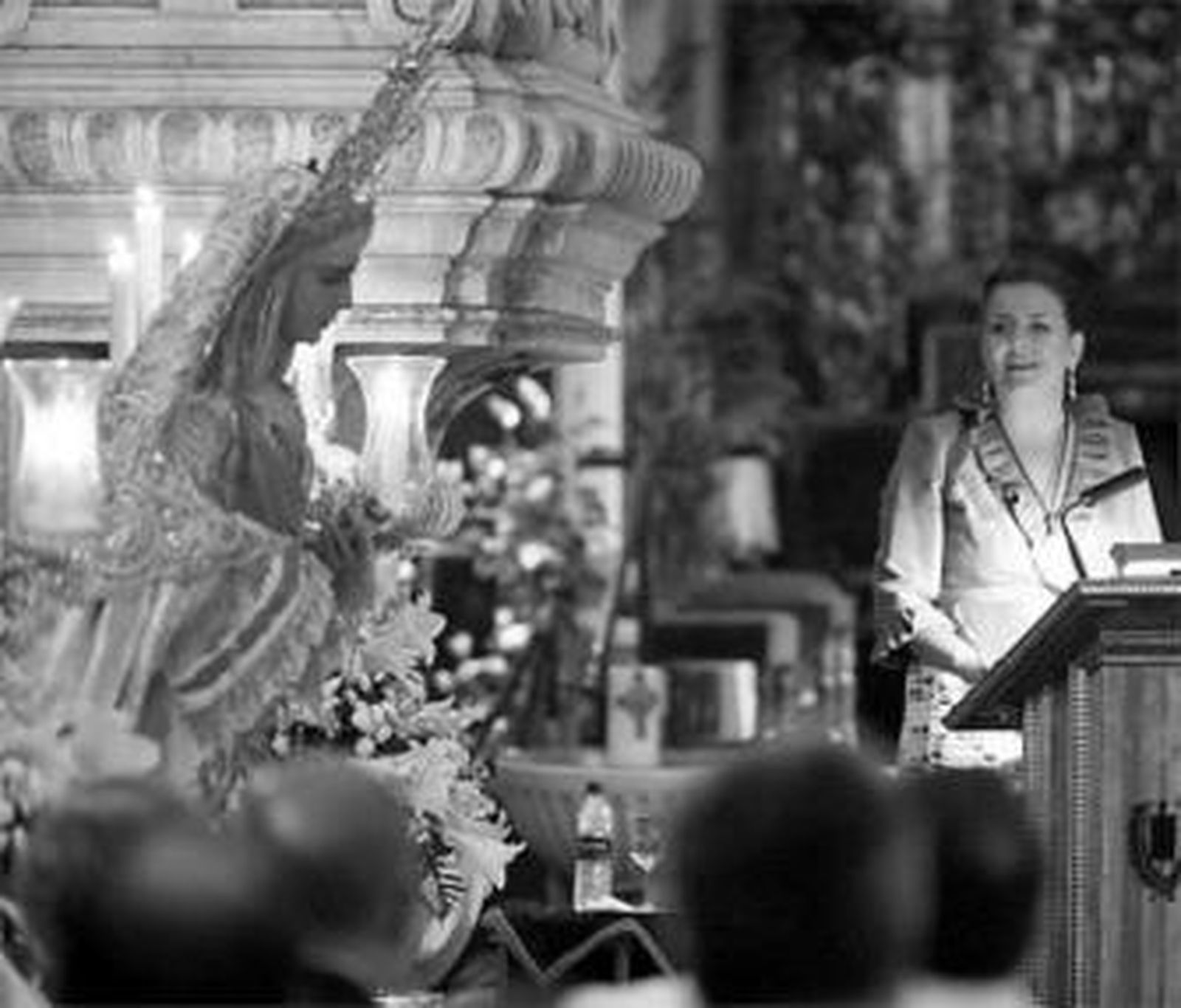 Toñi Martínez mira a la Virgen de la Caridad en su pregón del viernes.