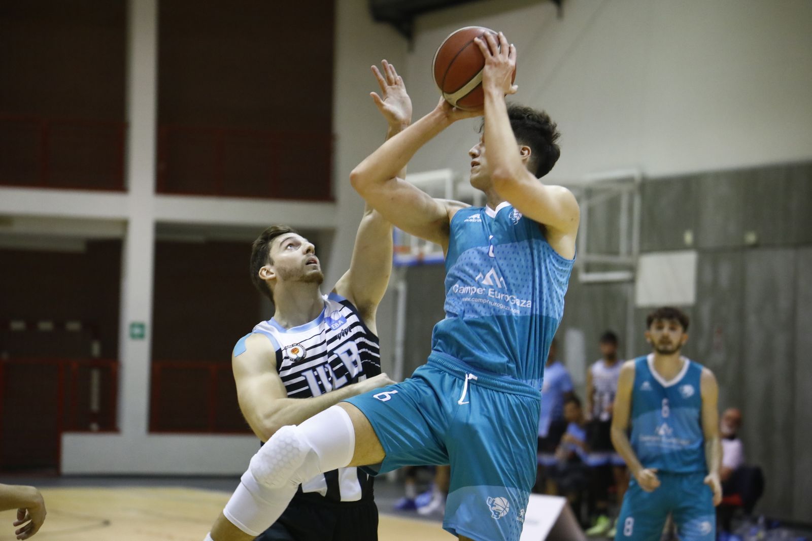 Leandro Furlán sale al paso del local Moreno