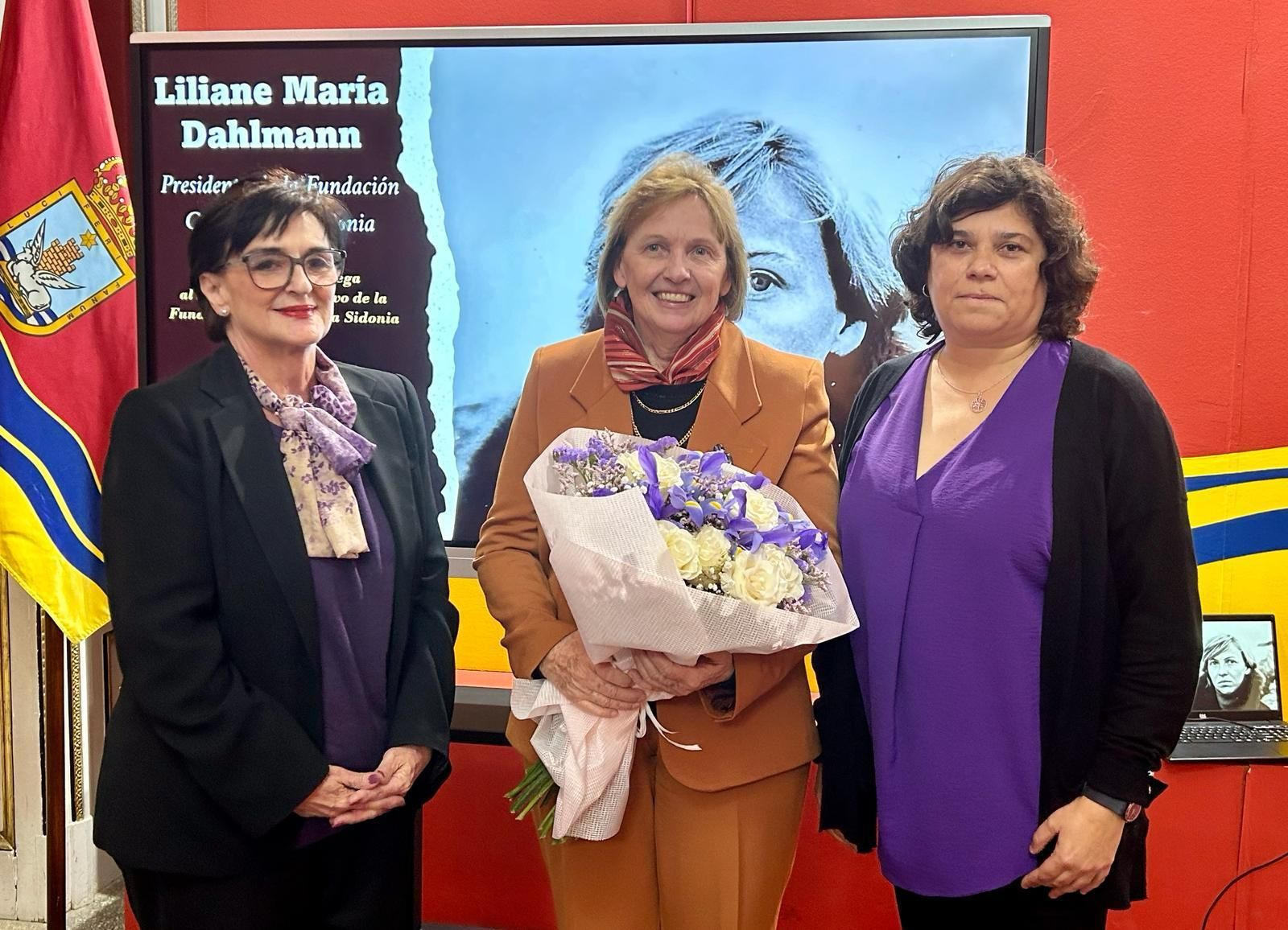Liliane Dahlmann, el centro, junto a Carmen Álvarez y Elena Ramírez