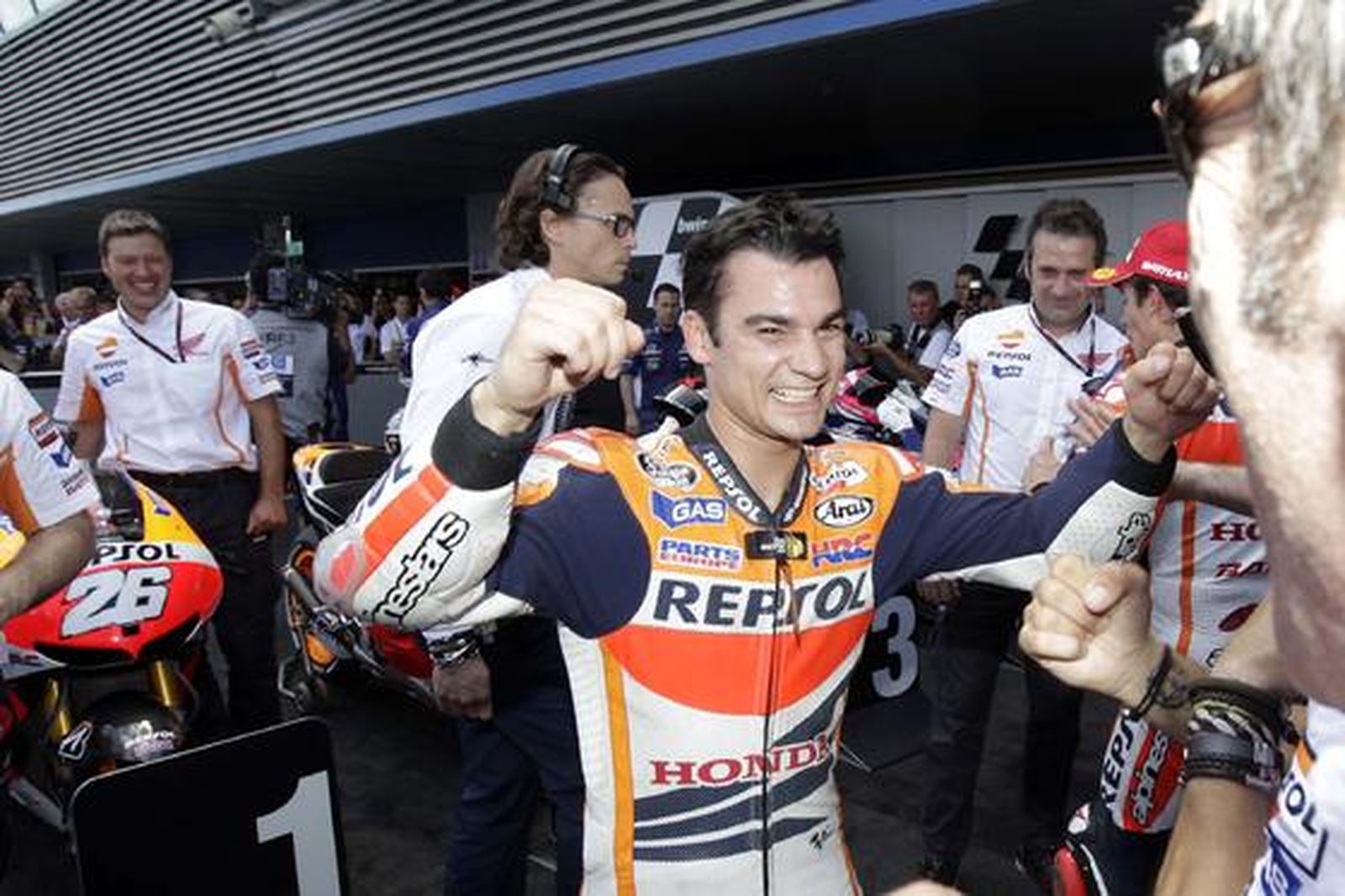 Pedrosa se escapa en la sexta vuelta y nadie puede seguir su fuerte ritmo; Rossi acaba cuarto y Bautista, sexto

Foto: Manuel Aranda