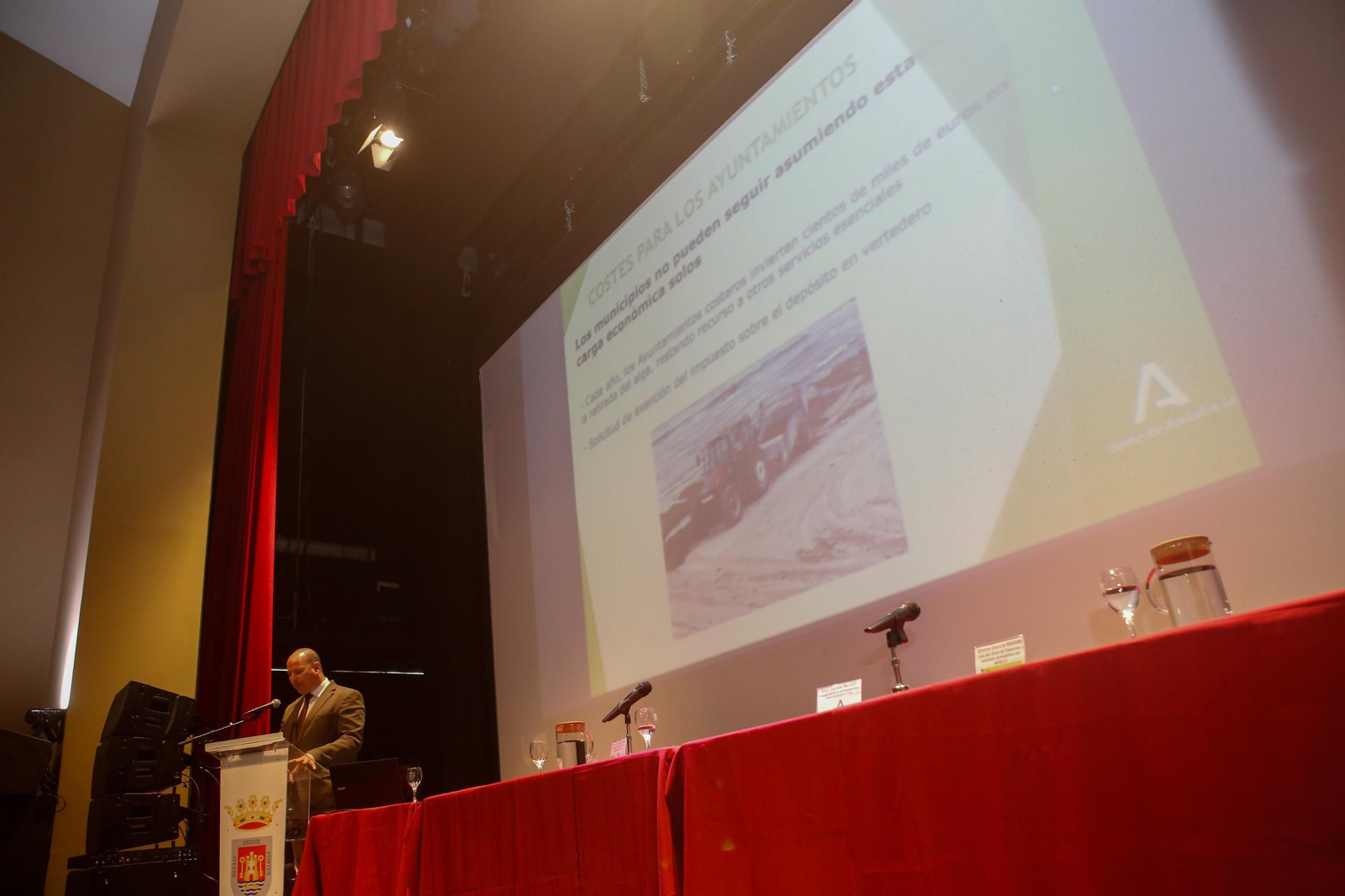 Las fotos de la jornada sobre el alga invasora en Tarifa