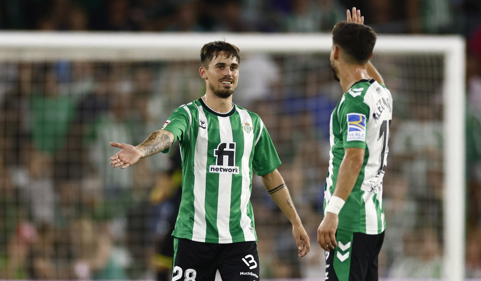 Rodri es felicitado por Álex Moreno tras marcar el gol del triunfo.