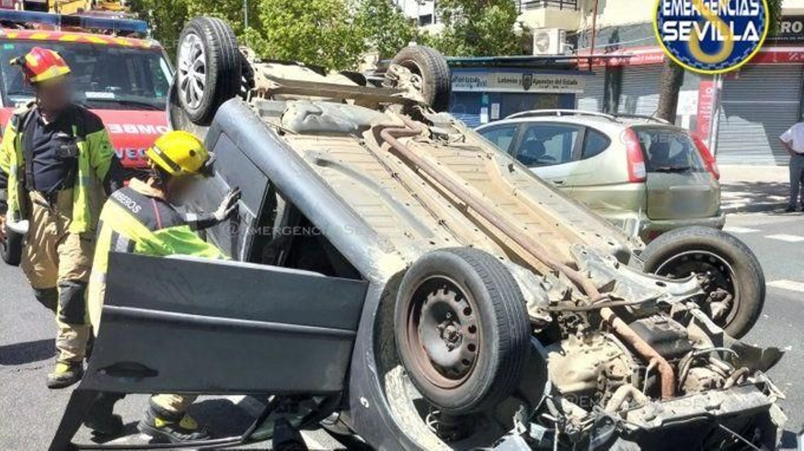 El coche volcado en Marqués de Pickman.