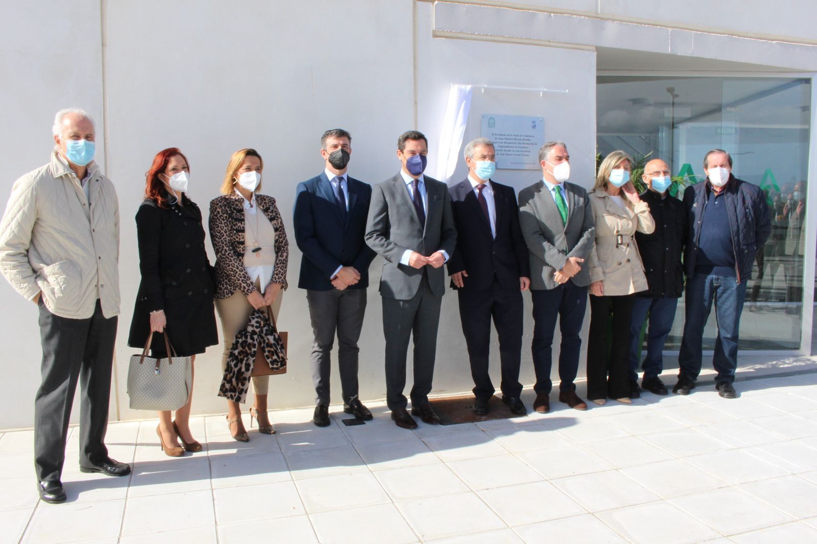 El presidente de la Junta de Andalucía, Juan Manuel Moreno (5º I), en el acto de inauguración del hospital de Estepona.