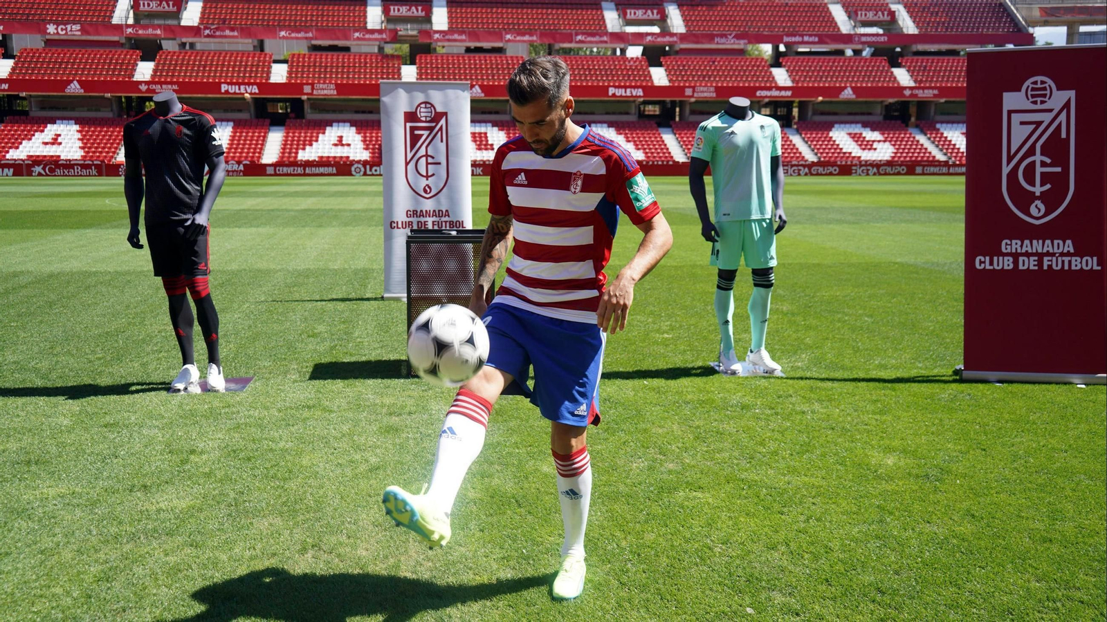 Alberto Perea, en su presentación como jugador del Granada. Alberto Perea, en su presentación como jugador del Granada.