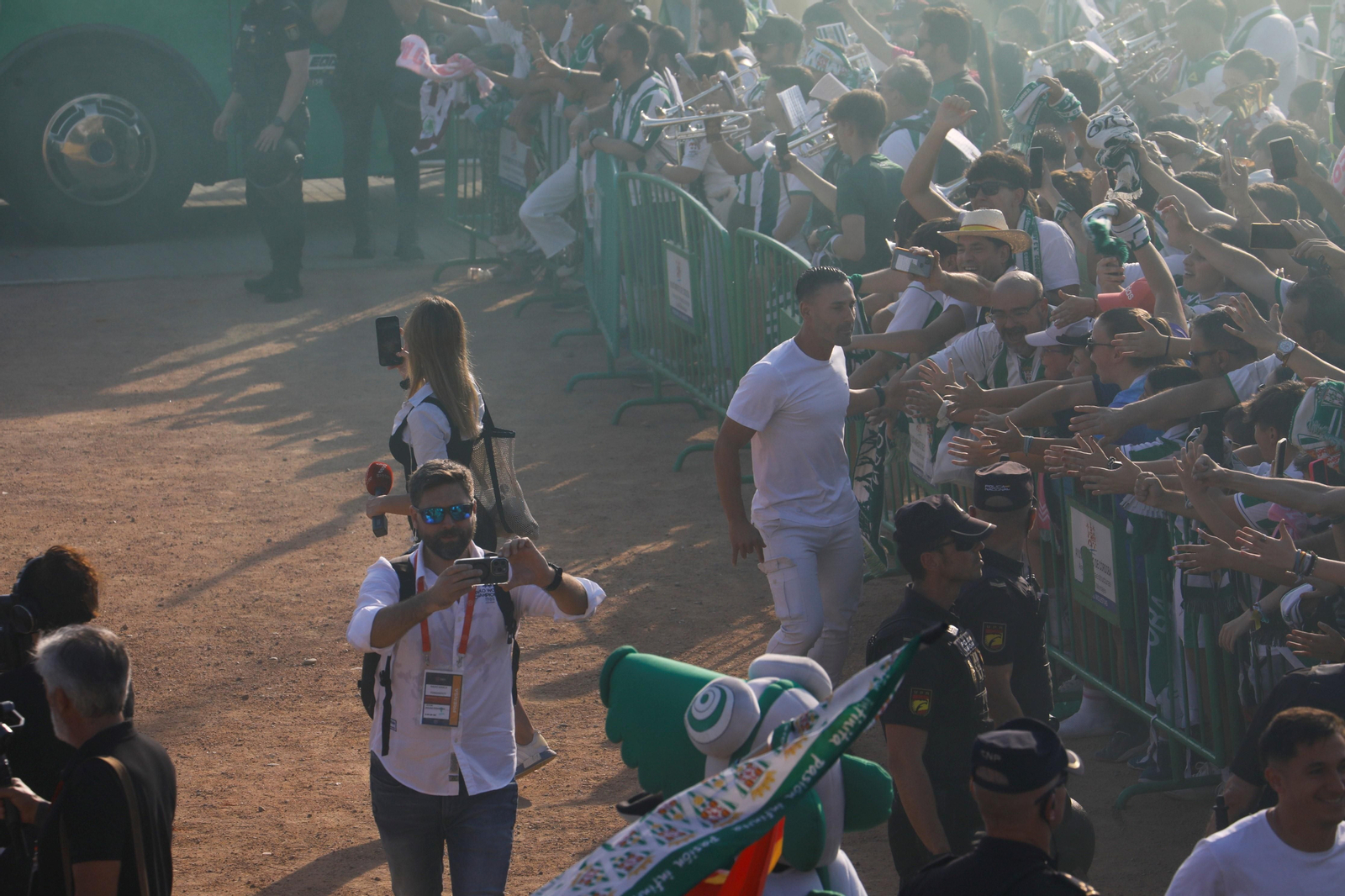 Las mejores imágenes del espectacular recibimiento a los jugadores del Córdoba CF antes de la final por el ascenso