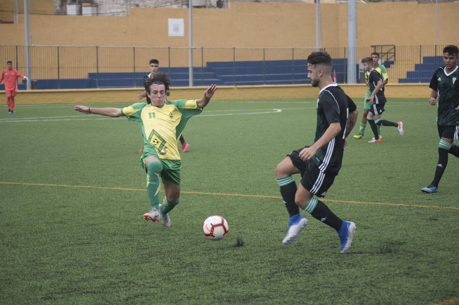 Un jugador del Córdoba trata de llegar al balón antes que uno de la Gimnástica de Ceuta.