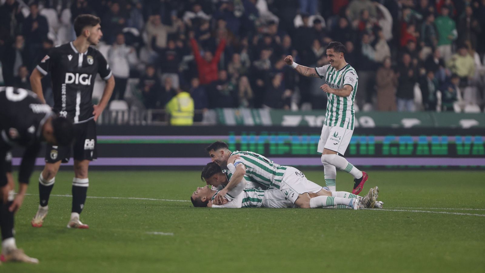 Adri Fuentes se abraza a Requena y Albarrán tras marcar su gol al Burgos.