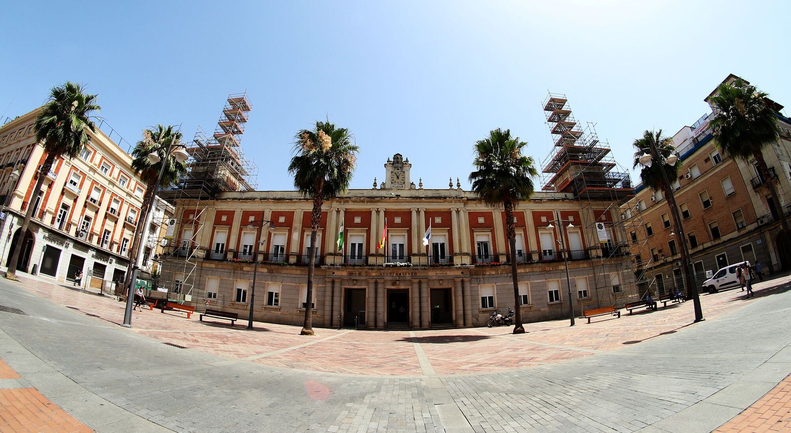 Panorámica del palacio consistorial, en la Plaza de la Constitución de la capital onubense.