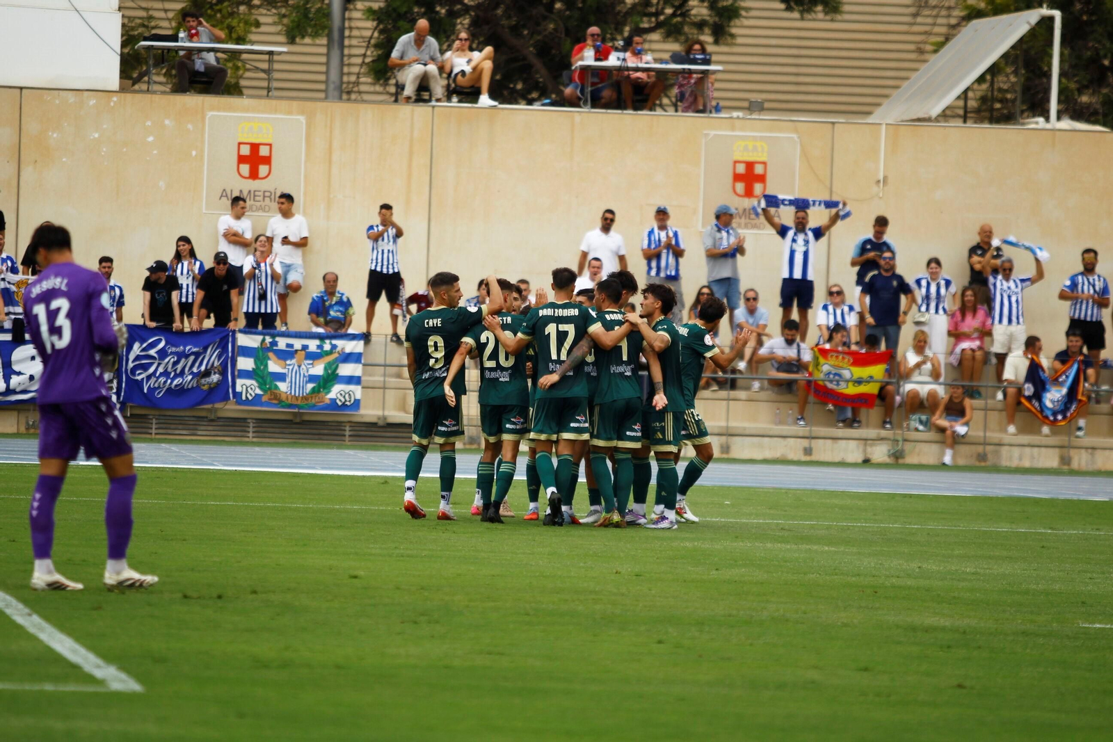 Los jugadores del Recre se dirigen a la afición para celebrar el gol de Da Costa.