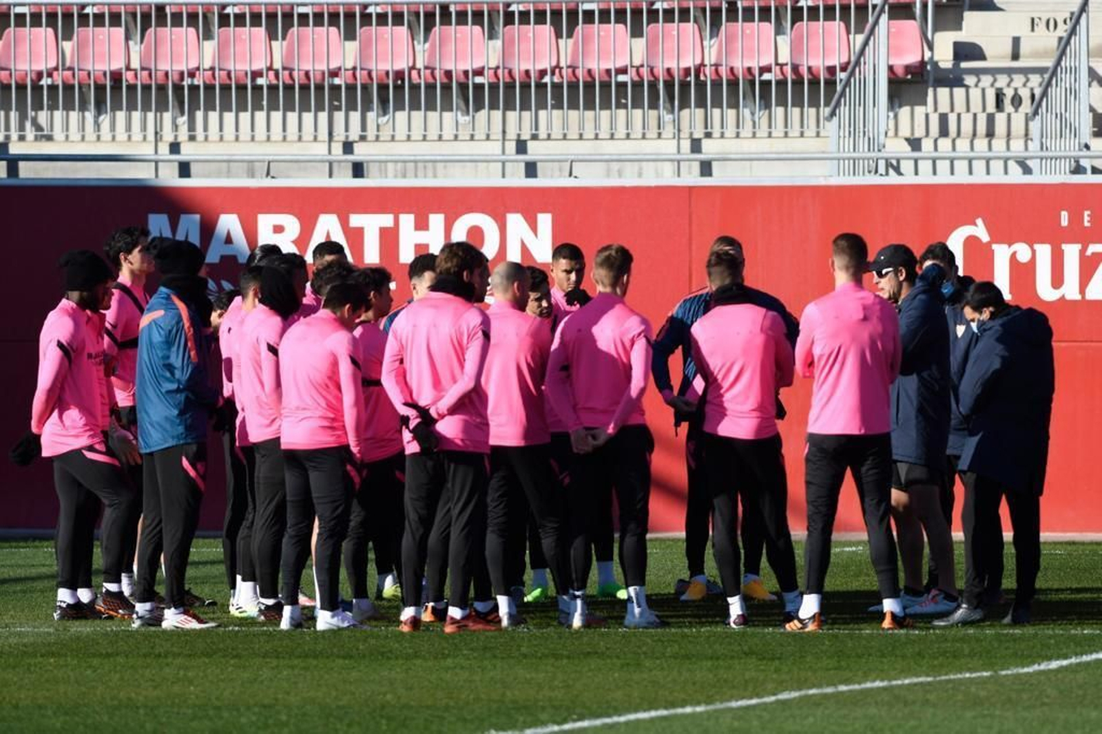Lopetegui se dirige a sus futbolistas antes de un entrenamiento.