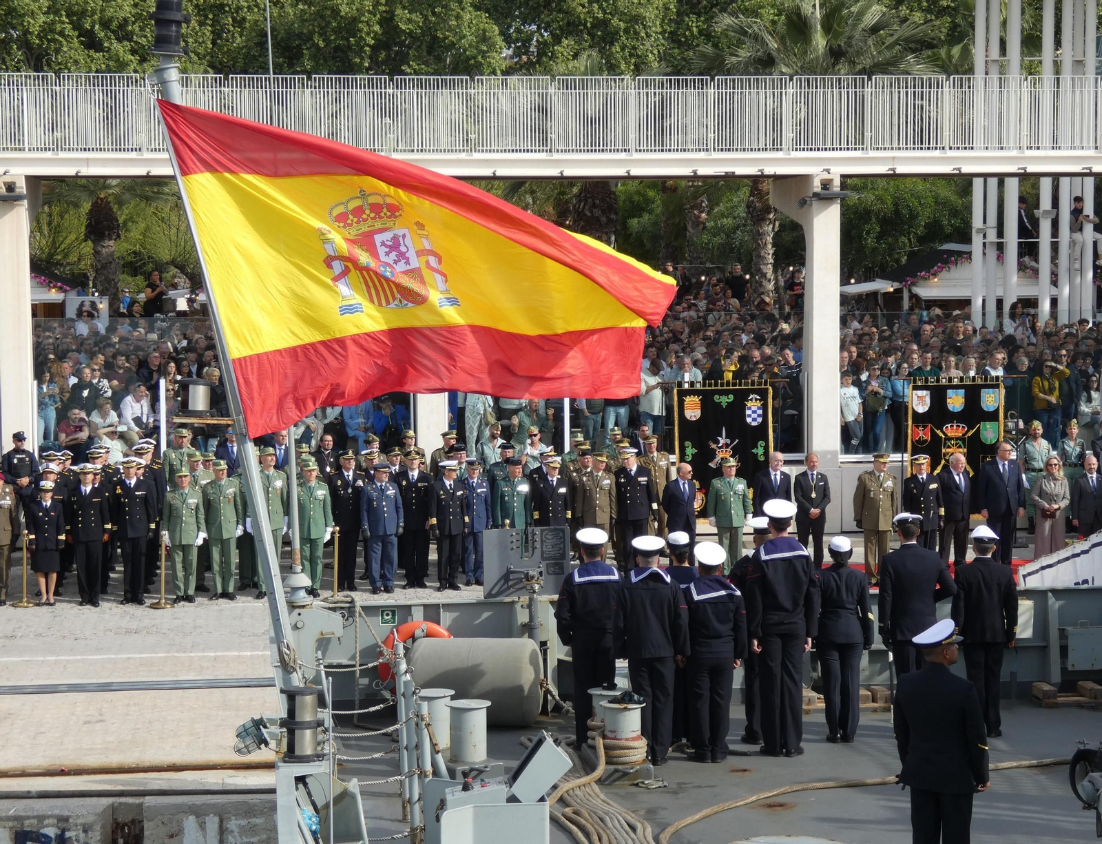 El desembarco de la Legión en el puerto de Málaga este Jueves Santo, en fotos