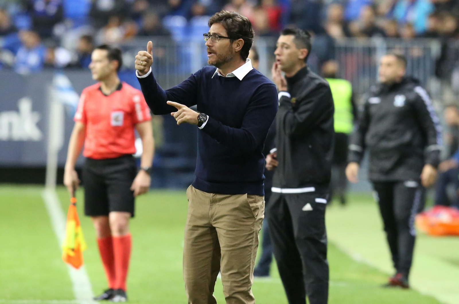 Víctor dando instrucciones durante el partido.