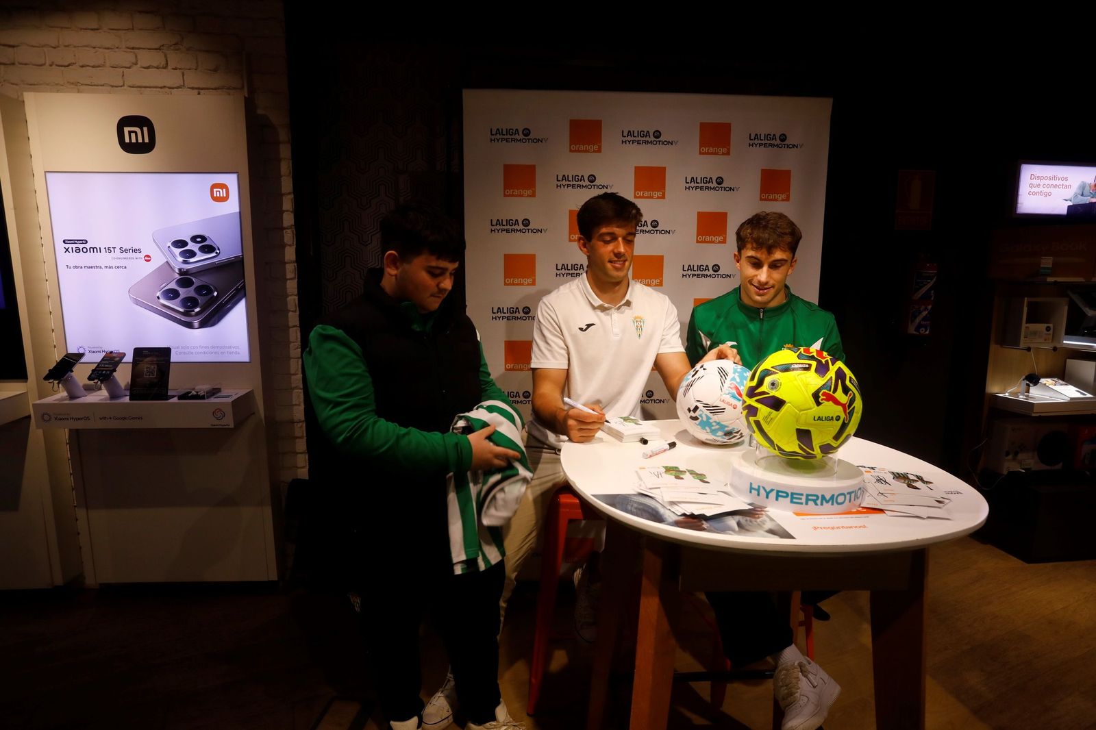 Las mejores fotos de la exitosa firma de autógrafos del Córdoba CF en el centro de la ciudad