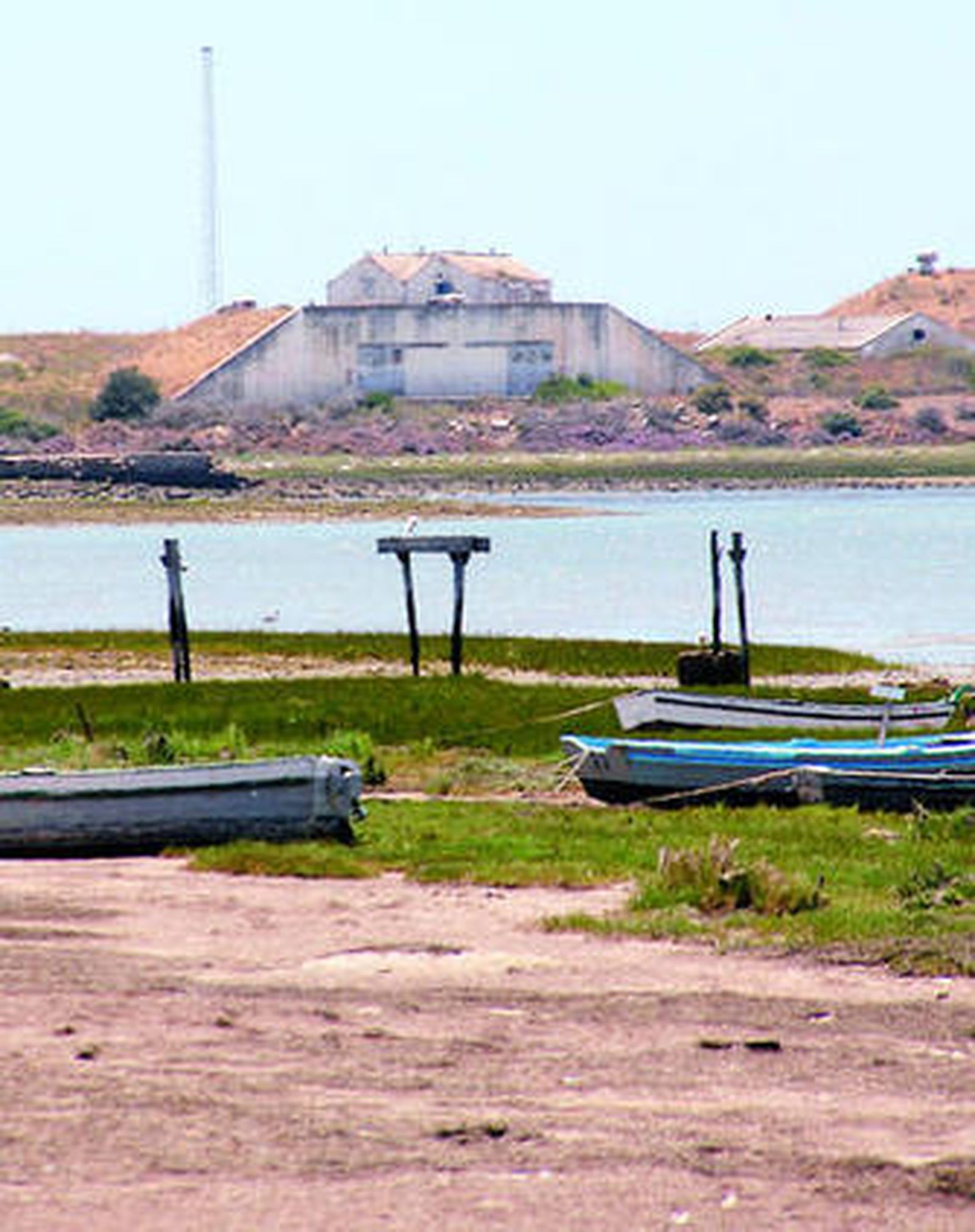 Vista de los polvorines de Fadricas desde la cercana playa de La Casería.
