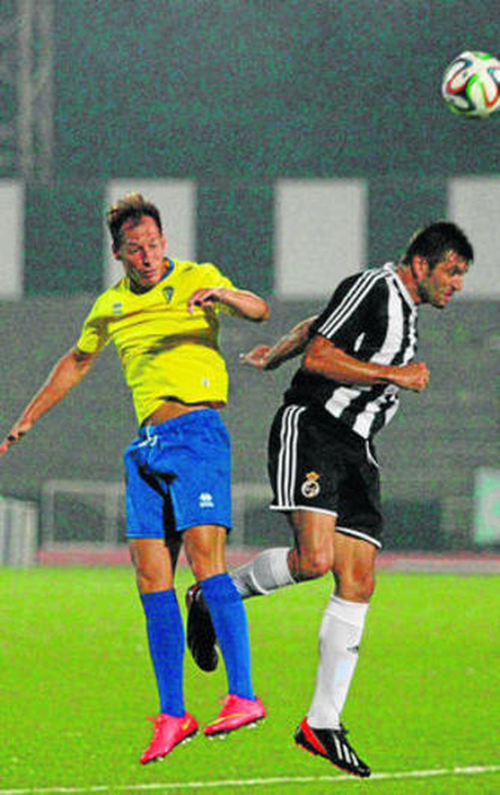 El excadista Alberto Merino (d), junto a Migue García, durante el Balona-Cádiz del pasado mes de agosto en La Línea.