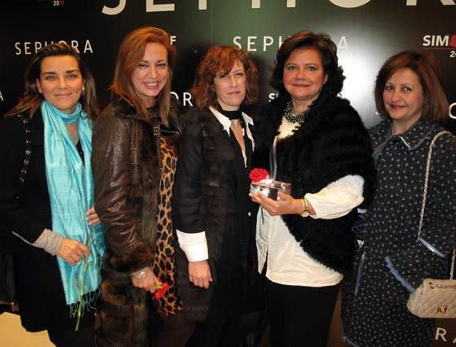 Las diseñadoras de Mof&Art Delia Núñez Pol (Pol Núñez), Ángeles Verano, Rosalía Zahino, Pilar Vera (presidenta) y Mari Carmen Cruz, con el premio concedido por Sephora..   Foto: Victoria Ramírez